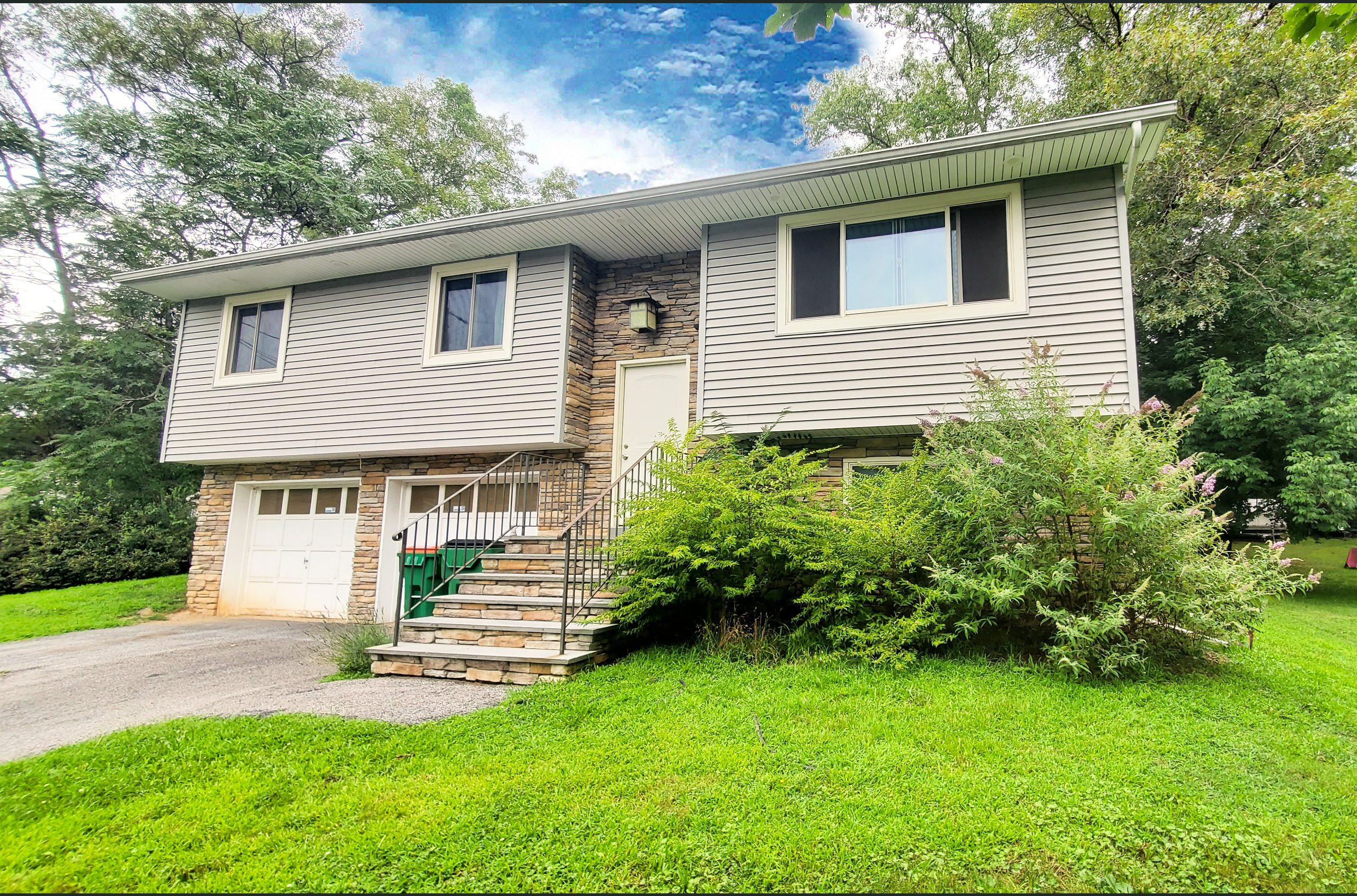 You are currently viewing Wappingers Schools Updated 3 Bedroom Home